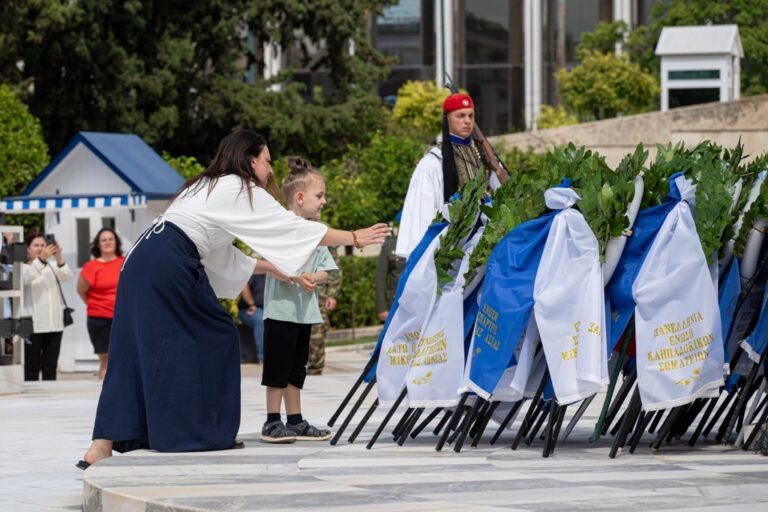 μικρός Ηλίας Ιάκωβος Καραμάνης καταθέτει στεφάνι για την Ένωση Κάτω Παναγιάς